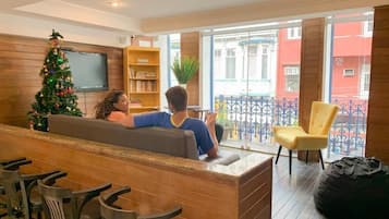 32-inch Smart TV with digital channels, TV