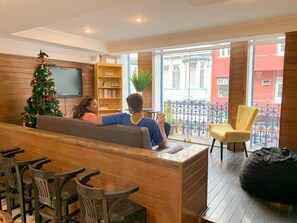 32-inch Smart TV with digital channels, TV