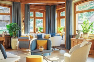 Breakfast and dinner served