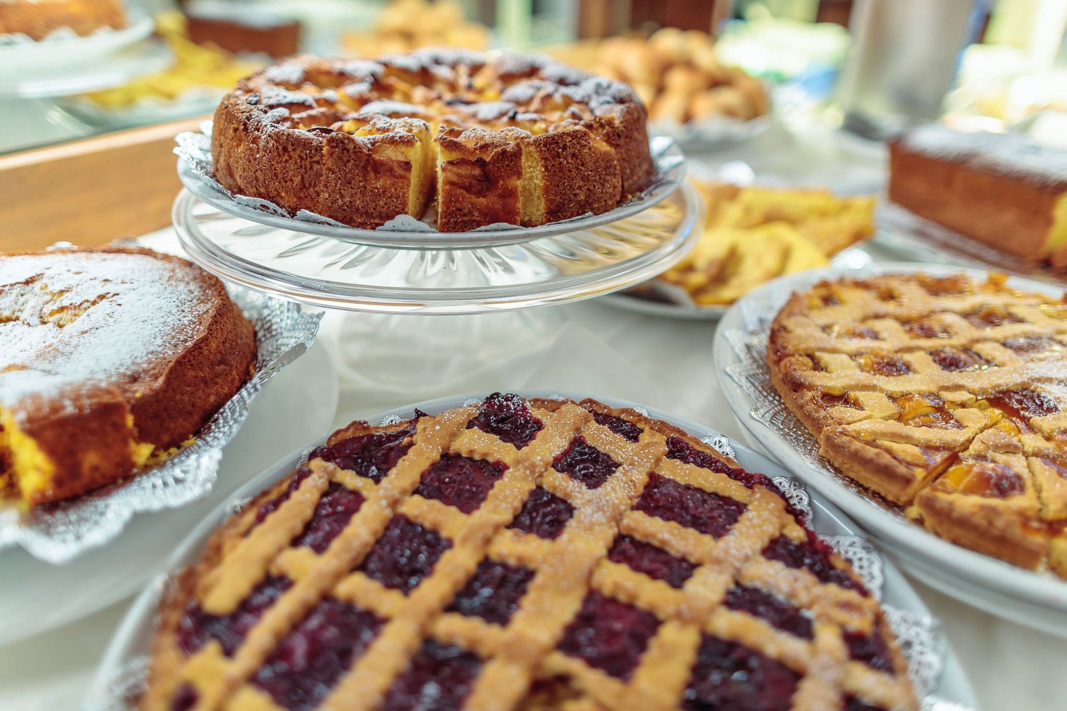 Variedad de pasteles y tartas en exhibición.