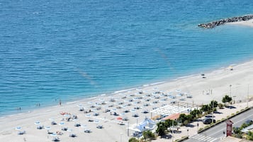 Privatstrand, Liegestühle, Sonnenschirme, Strandbar