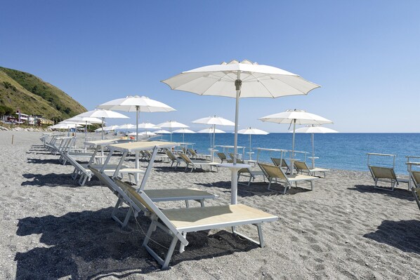 Privatstrand, Liegestühle, Sonnenschirme, Strandbar