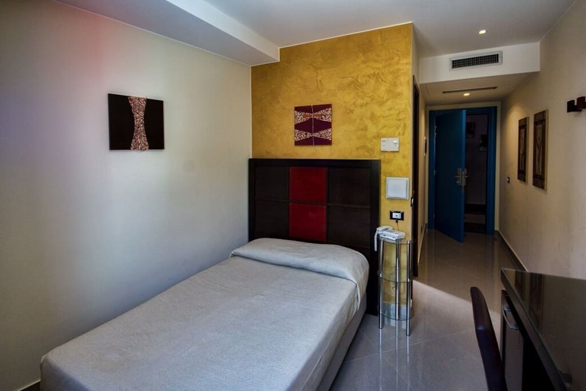Standaard eenpersoonskamer | Italiaanse Frette-lakens, luxe beddengoed, een minibar