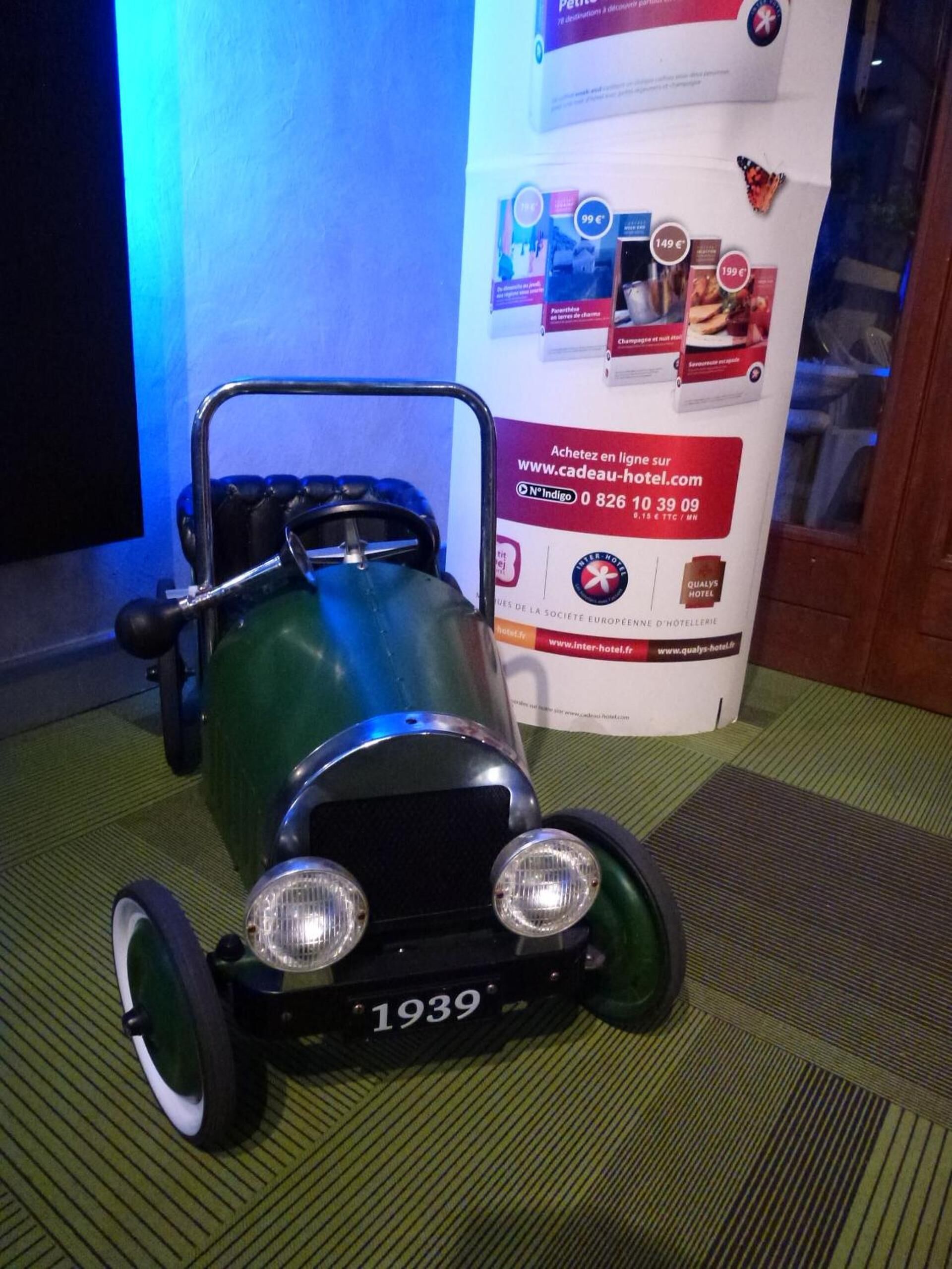 Un modelo de coche antiguo con el número 1939 exhibido en su parte frontal.