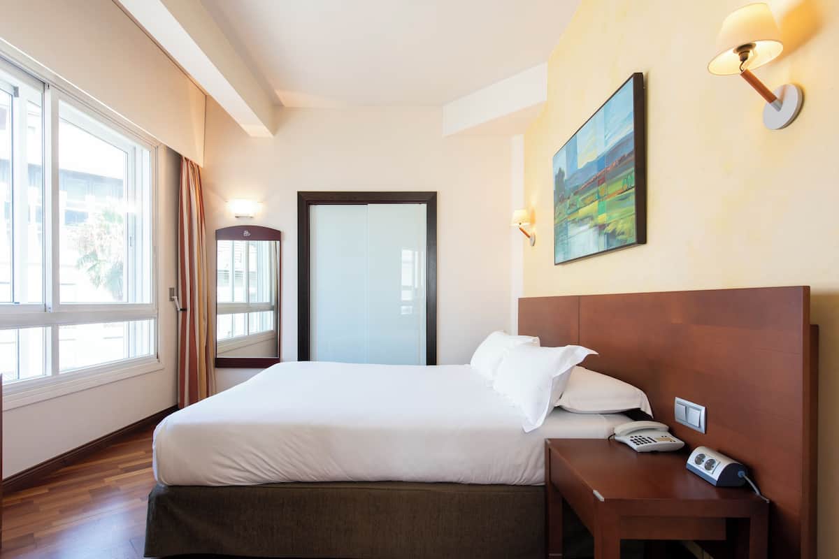 Ropa de cama de alta calidad, minibar, caja fuerte y escritorio