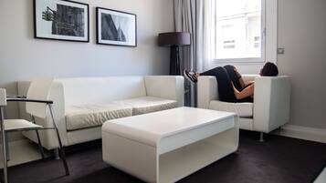 Suite | Luxe beddengoed, een minibar, een kluis op de kamer, een bureau