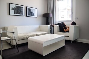 Suite | Ropa de cama de alta calidad, minibar, caja fuerte y escritorio