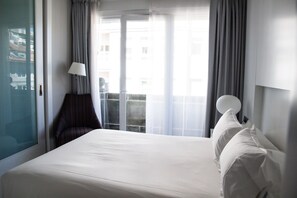 Suite | Seprai premium, minibar, brankas, dan meja kerja