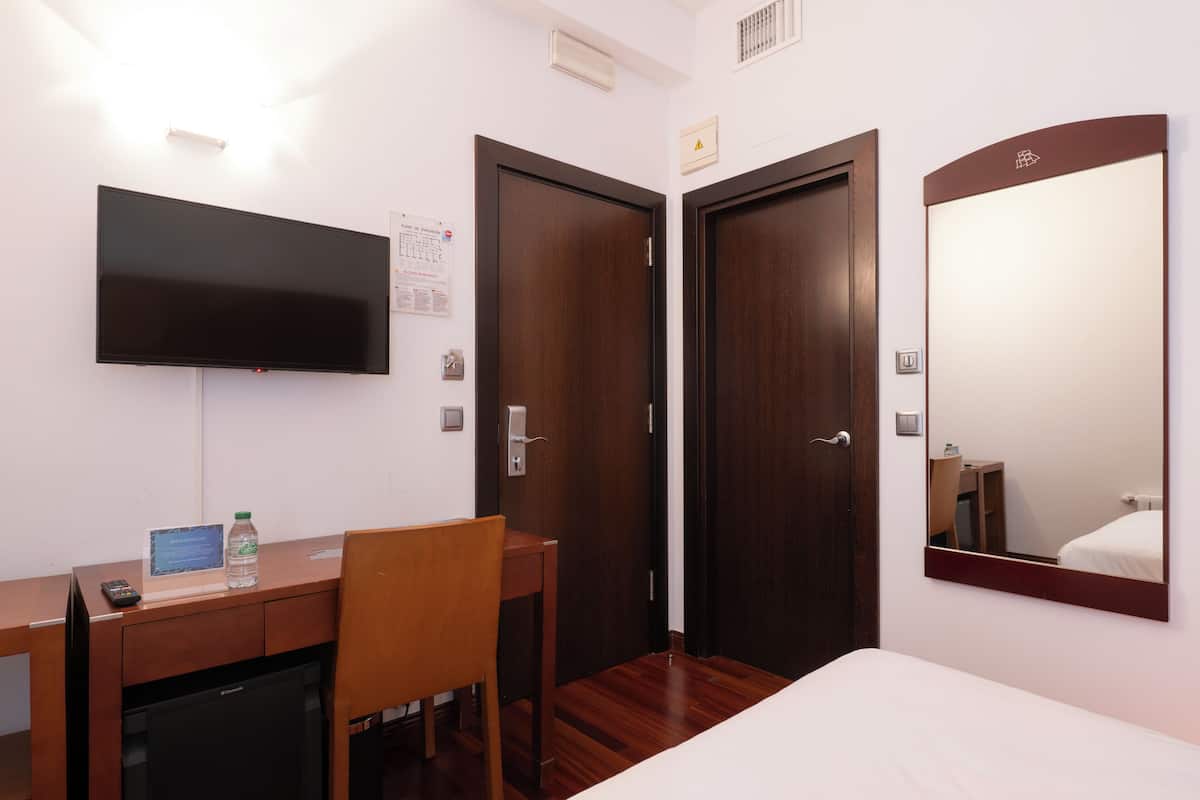 Habitación individual básica | Ropa de cama de alta calidad, minibar, caja fuerte y escritorio