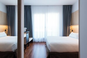 Habitación doble superior | Ropa de cama de alta calidad, minibar, caja fuerte y escritorio