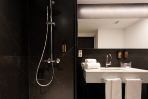 Superior Double Room | Bathroom | Shower, hair dryer, towels - Maroa Hotel (Vigo)