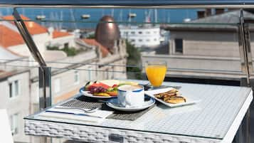 Frukostbuffé varje dag (EUR 15 per person)