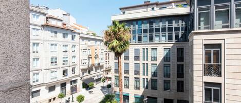 Un edificio de varios pisos con un estilo arquitectónico moderno, que cuenta con grandes ventanales y balcones.