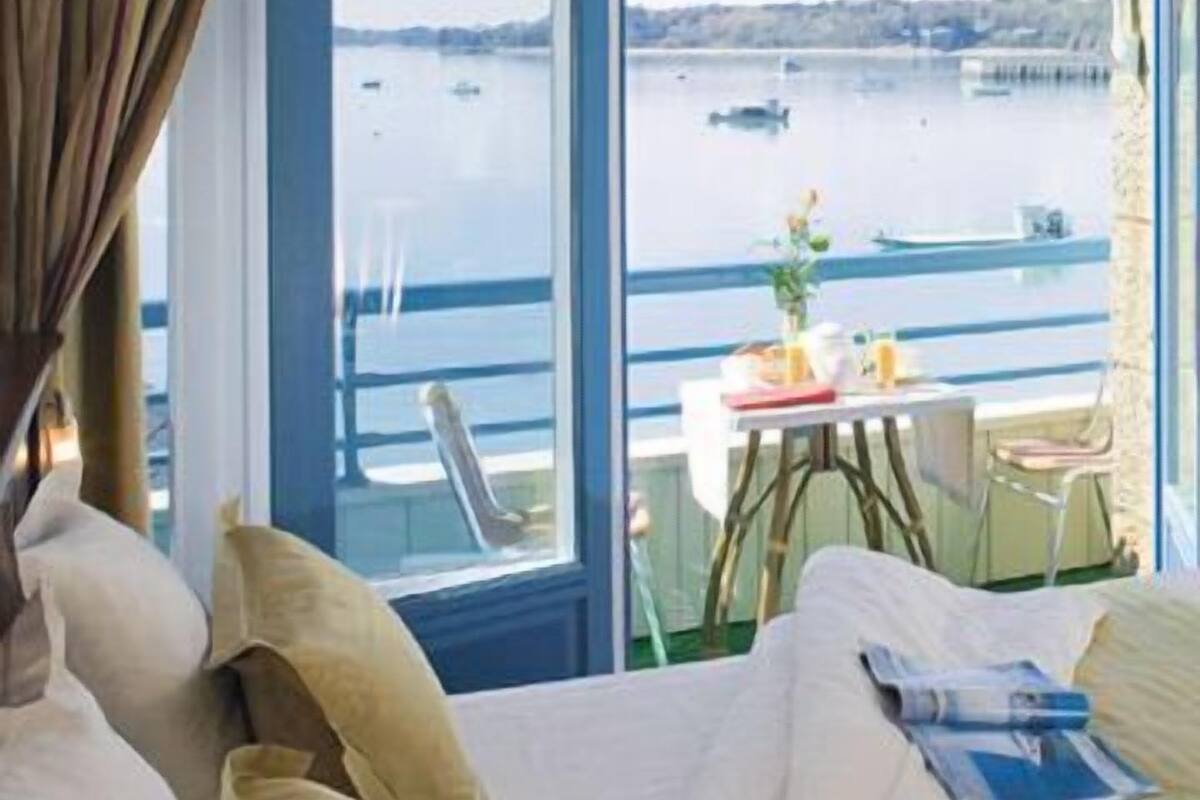 Desk, soundproofing, iron/ironing board, cots/infant beds