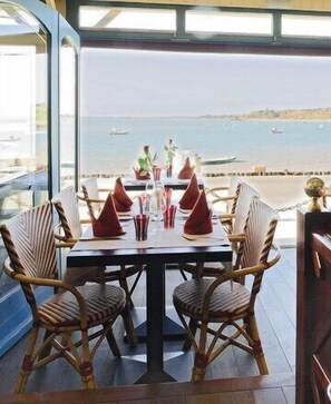 Serviço de almoço e jantar; culinária francesa, vistas para a praia 