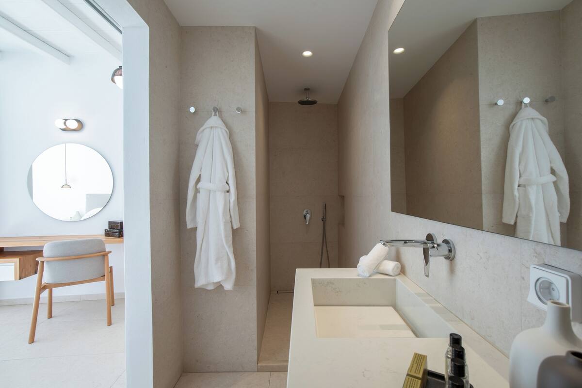 deluxe triple room | bathroom | free toiletries, hair dryer, towels