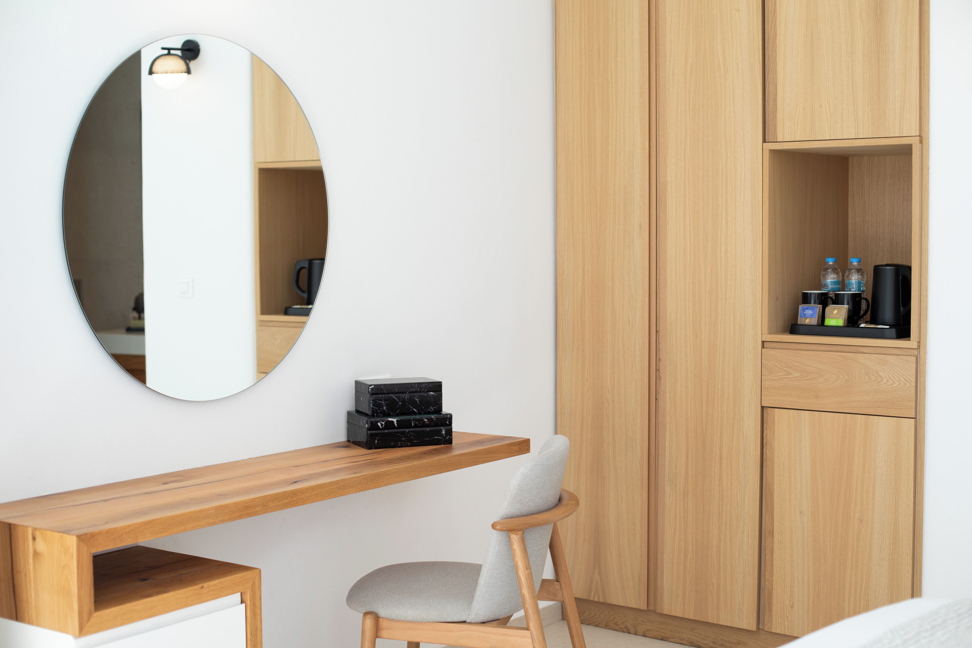 deluxe room, sea view | minibar, in-room safe, individually decorated, individually furnished