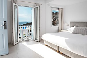 Deluxe Room, Sea View | Minibar, in-room safe, individually decorated, individually furnished