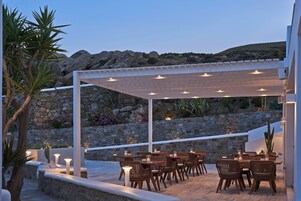 Se sirven desayunos, almuerzos y cenas; cocina mediterránea