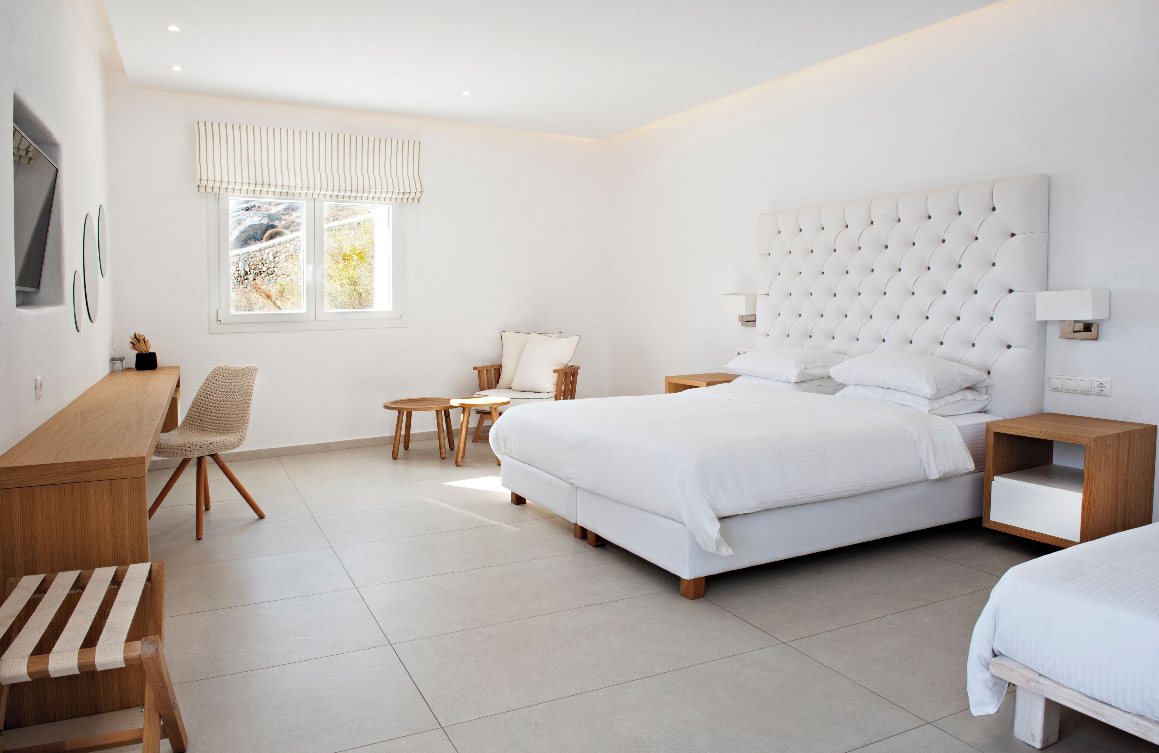Une chambre moderne avec un grand lit, un bureau et une chaise.