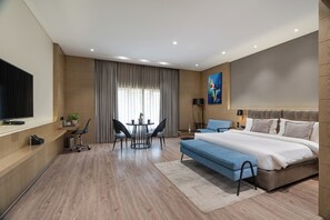 Club kamer | Pillowtop-bedden, een kluis op de kamer, een laptopwerkplek