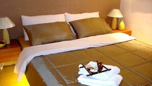 Desk, WiFi (free), bed sheets - Gran Prix Quezon City (Quezon City)