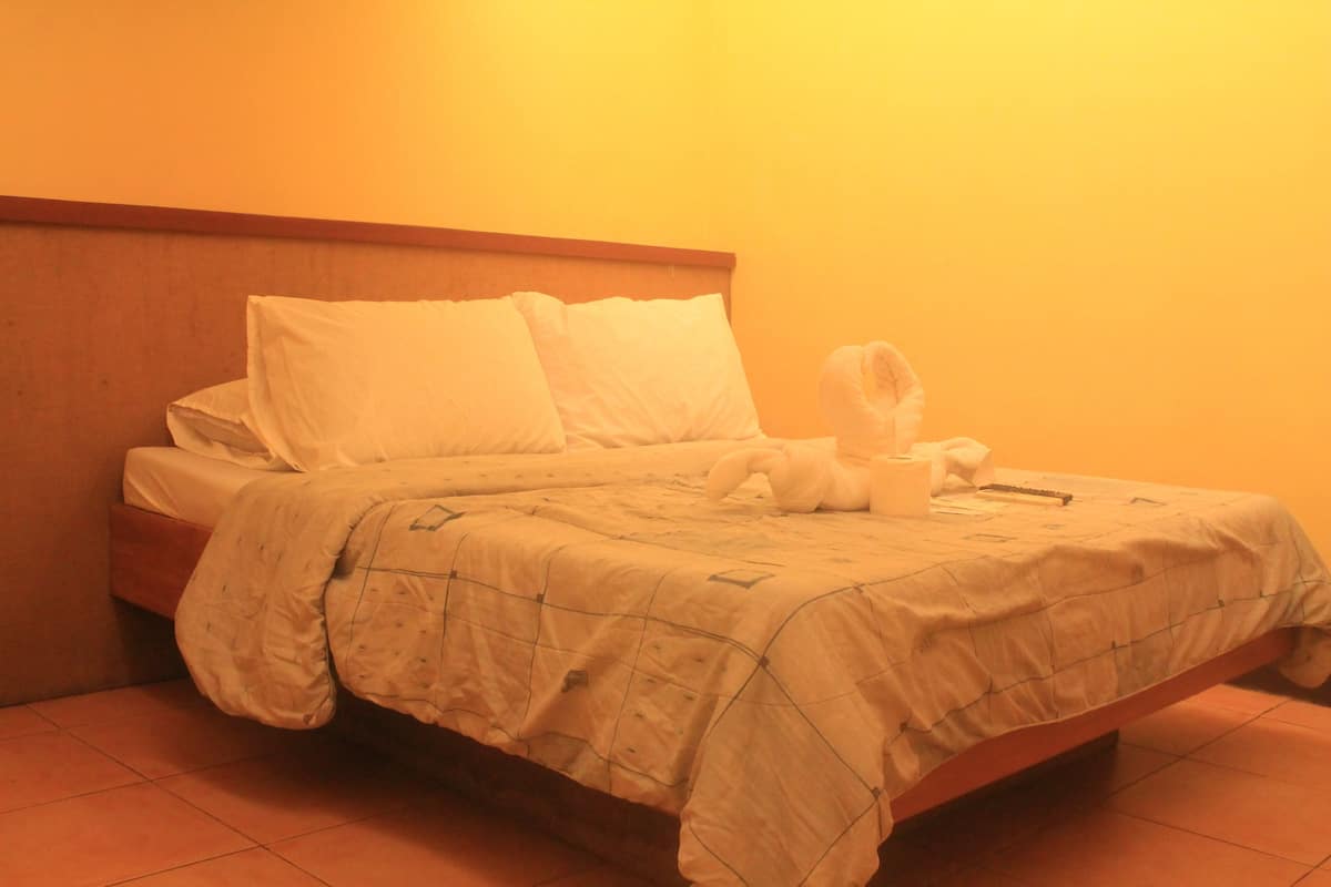 Escritorio, wifi gratis y ropa de cama
