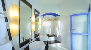 Chuveiro, chuveiro com efeito de chuva, produtos de toalete grátis