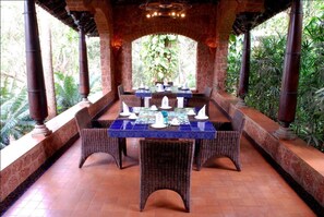 Serviço de café da manhã, almoço, jantar; vistas para a piscina