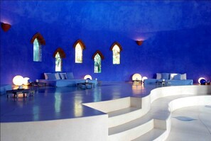 高級寢具、記憶床墊、迷你吧、客房內保險箱