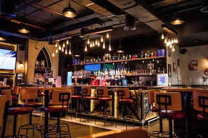 2 restaurants, spécialités Cuisine internationale