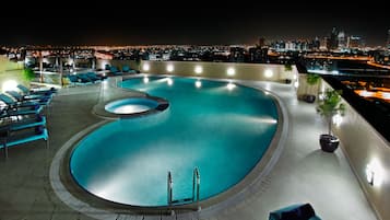 Hồ bơi ngoài trời, ghế dài tắm nắng