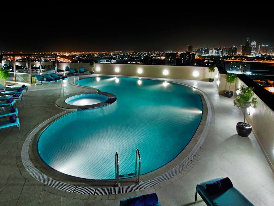 Piscine extérieure, chaises longues