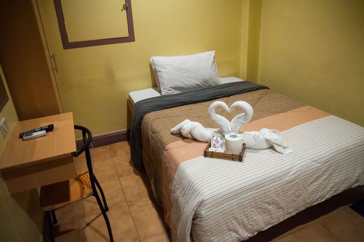 In-room safe, desk, WiFi (free), bed sheets