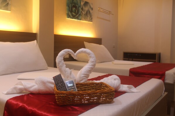 Family Room | In-room safe, desk, free WiFi, bed sheets - Gran Prix Econotel Pasay (Pasay)