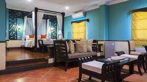 Suite, 1 Queen Bed, Bathtub