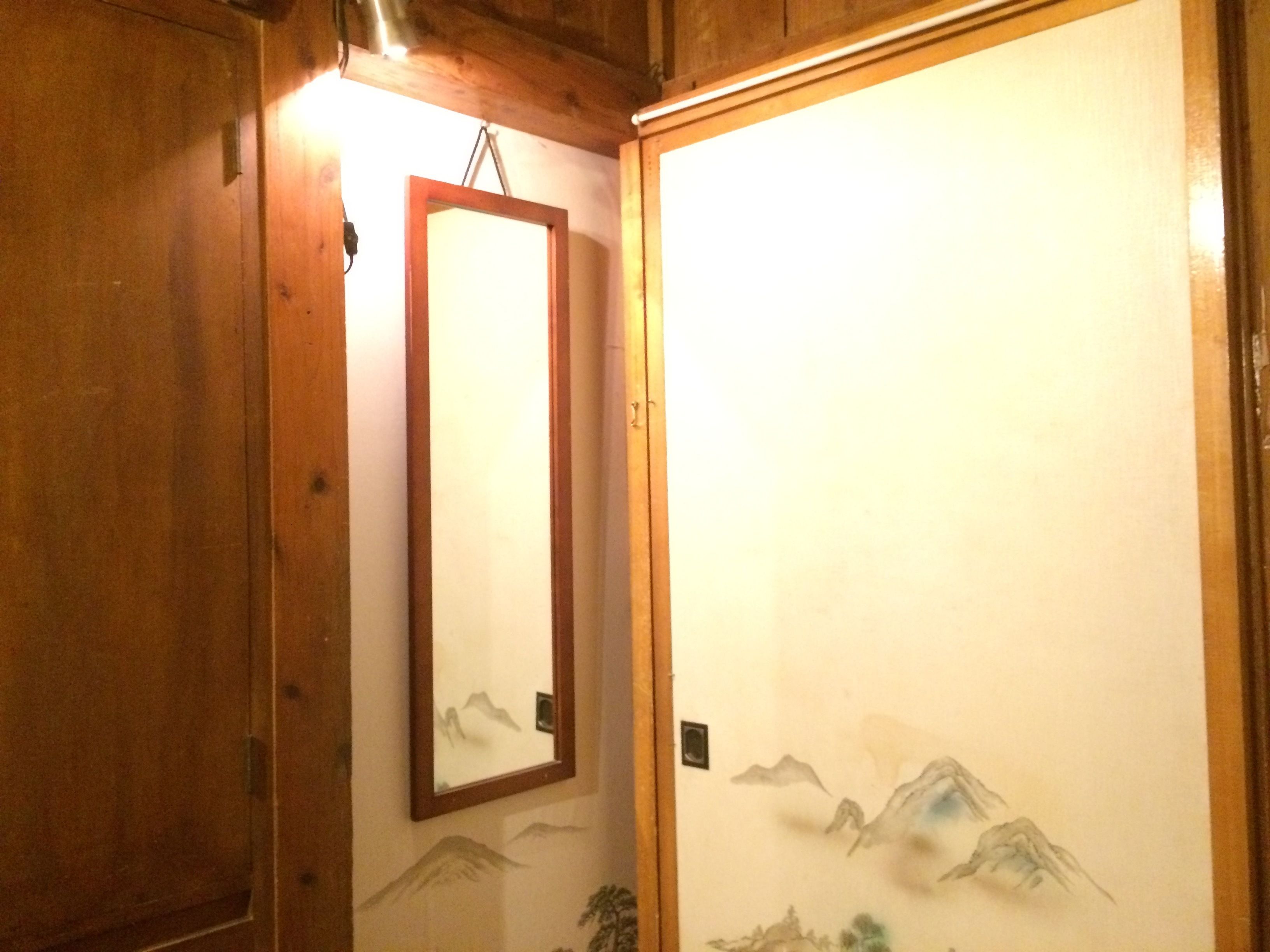 Una puerta de madera con una pintura tradicional china de paisaje.