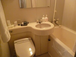 Combined shower/tub, hair dryer, bathrobes, slippers - Hotel Kizankan (Tokyo)