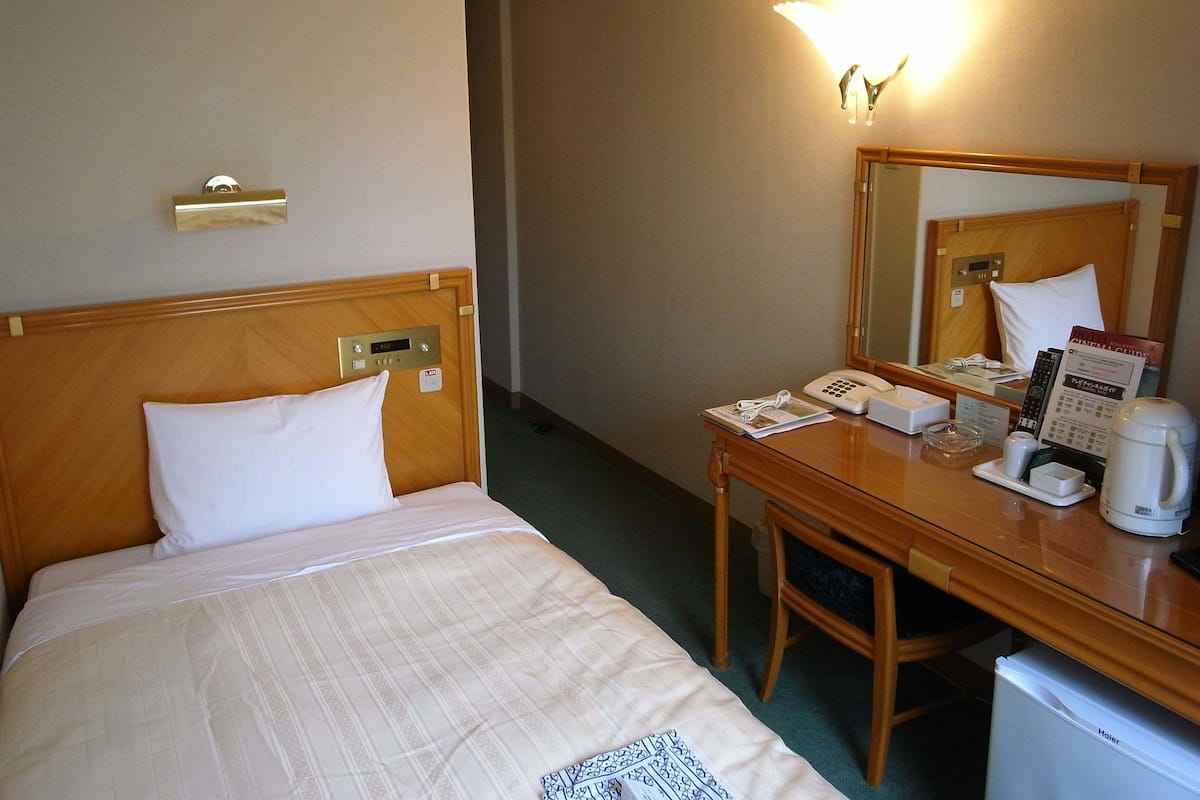 Duntäcken, skrivbord, arbetsyta för laptop och mörkläggningsgardiner