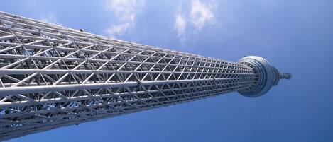 Una alta torre metálica con una estructura de celosía compleja sobre un cielo despejado.