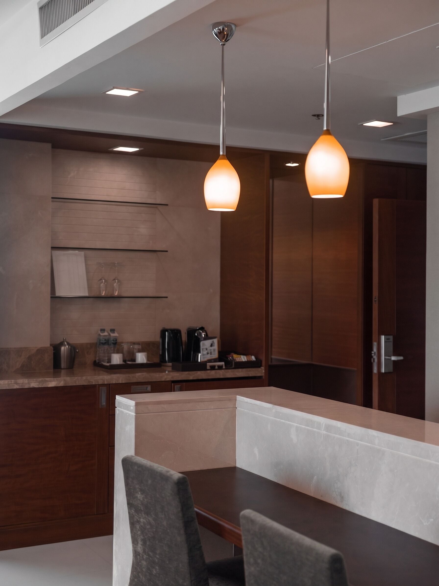 Deluxe Suite | Minibar, in-room safe, desk, blackout curtains