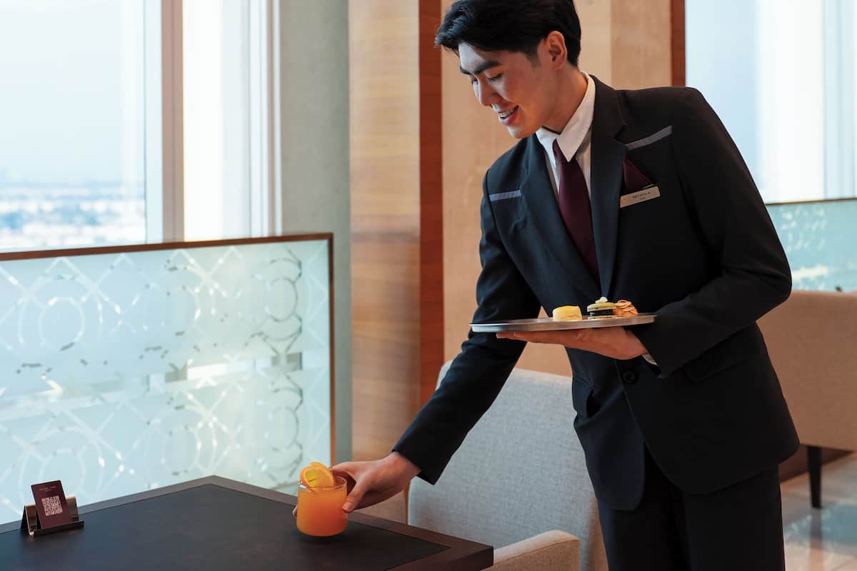 Minibar, safe på rommet, skrivebord og blendingsgardiner