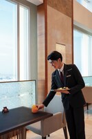 行政客房, 可进入俱乐部酒廊 | 迷你吧、客房内保险箱、办公桌、遮光窗帘