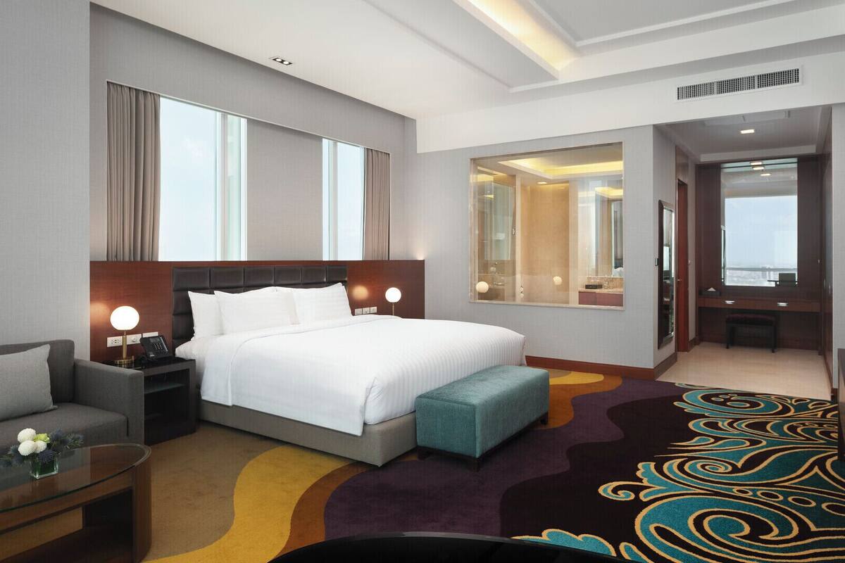 Executive Suite King Room, Club Lounge Access | Minibar, in-room safe, desk, laptop workspace