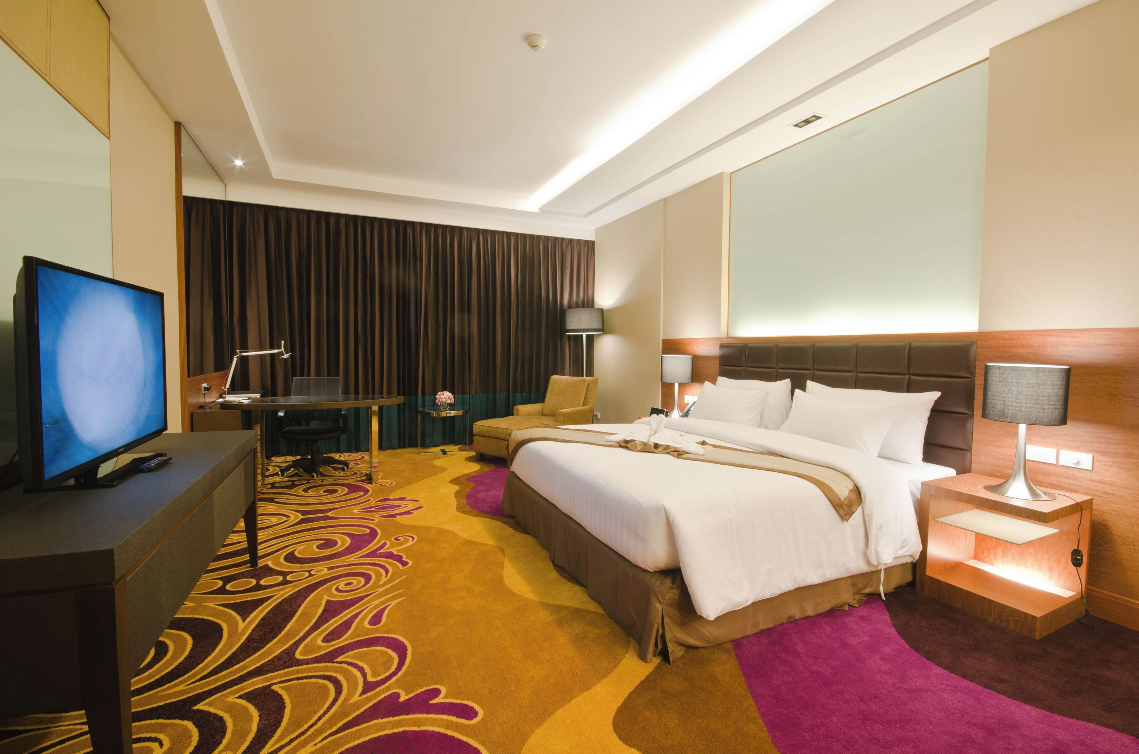 Executive Suite King Room, Club Lounge Access | Minibar, safe på rommet, skrivebord og blendingsgardiner