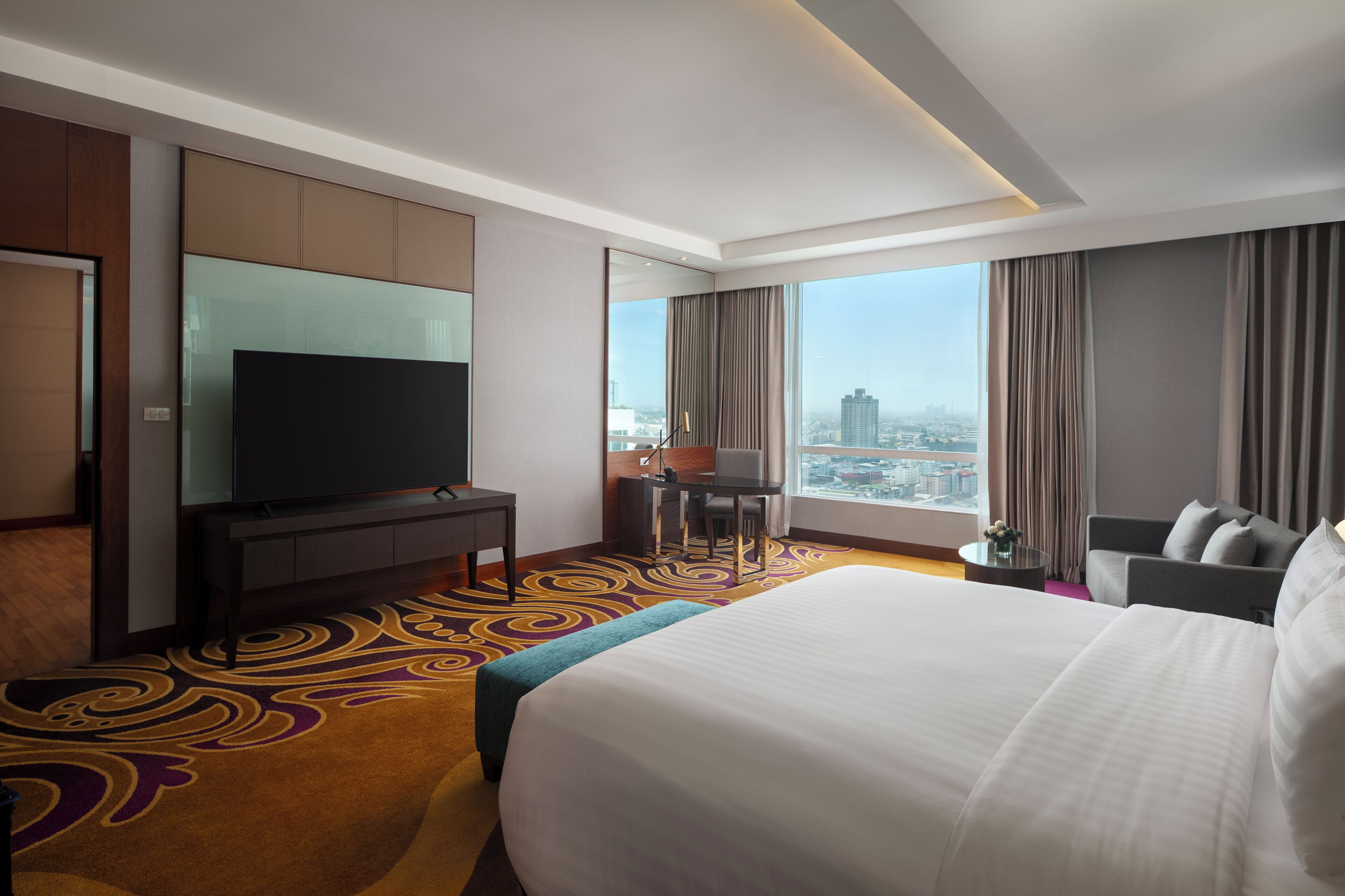Grand Suite King Room, Club Lounge Access | Minibar, safe på rommet, skrivebord og blendingsgardiner