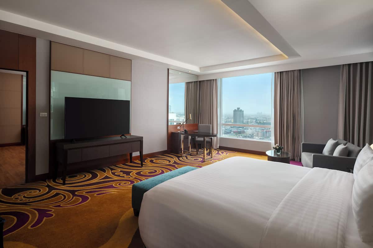 Grand Suite King Room, Club Lounge Access | Minibar, safe på rommet, skrivebord og blendingsgardiner