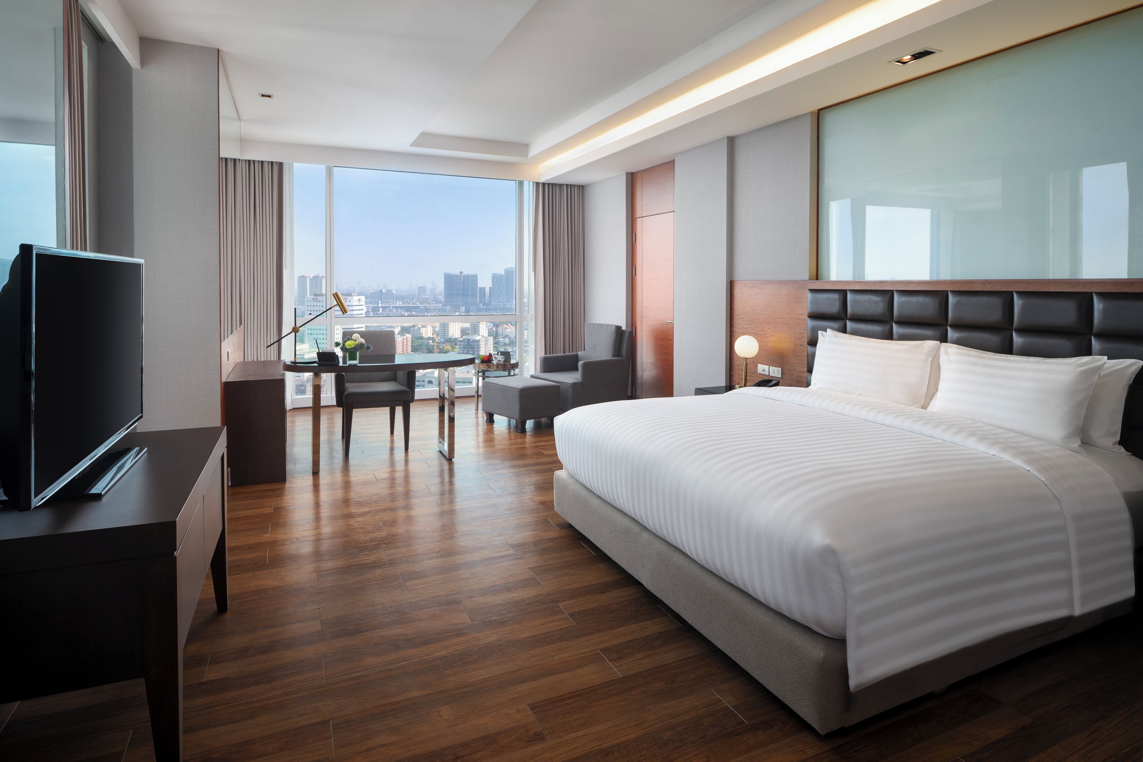 Deluxe Room | Minibar, in-room safe, desk, blackout curtains