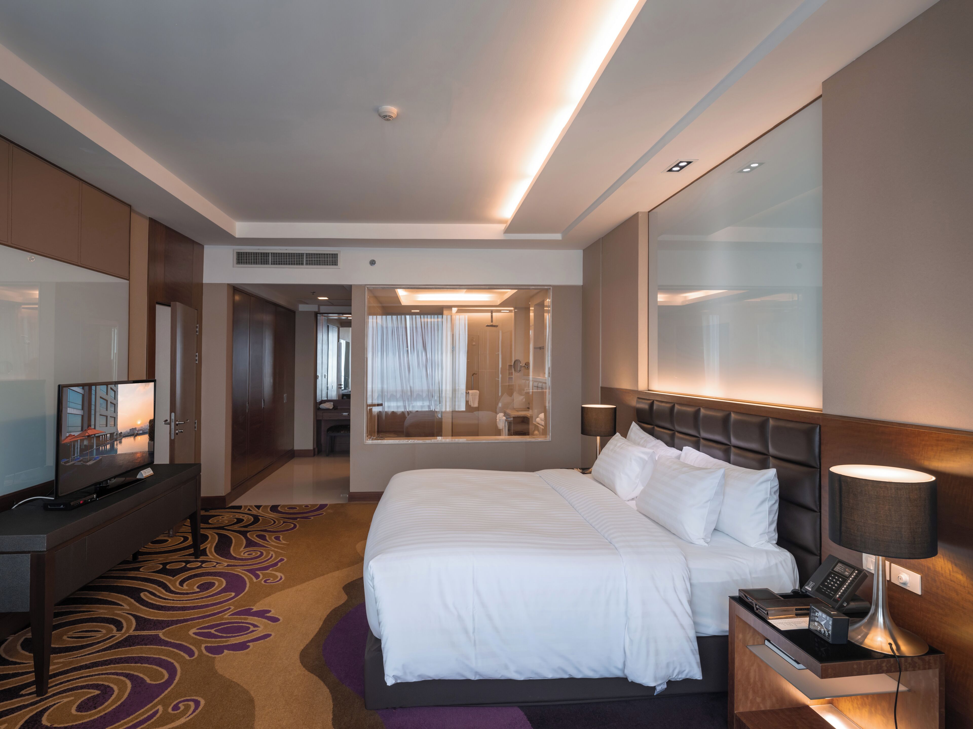 Deluxe Suite | Minibar, in-room safe, desk, blackout curtains