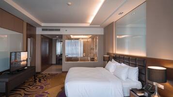 Deluxe Suite | Minibar, in-room safe, desk, blackout curtains